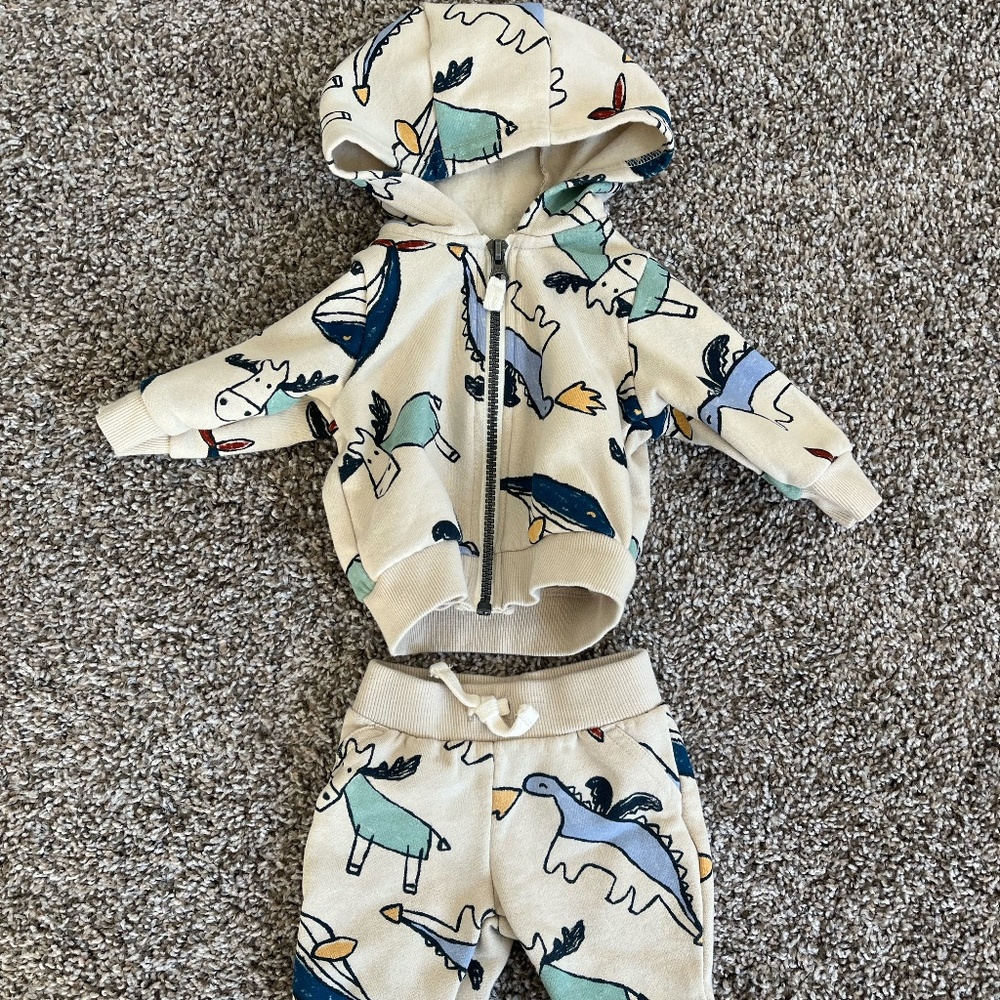 Lightly Worn Carter's Dinosaur printed sweat suit, 3 months